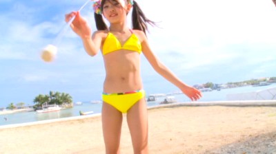 JSジュニアアイドル神崎莉奈が極小ビキニで開脚ストレッチやスジまで披露してる着エロイメージビデオ