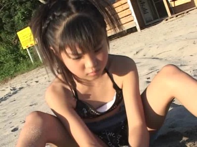 【三浦璃那 伊豆物語】未発達な小学生アイドルの胸チラを狙ったタンクトップ姿がエロ可愛い