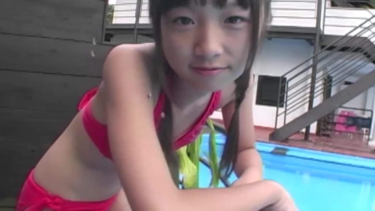 ピュアな美少女JCアイドル矢羽冬子のエッチな水着姿が見れるお宝イメージビデオ