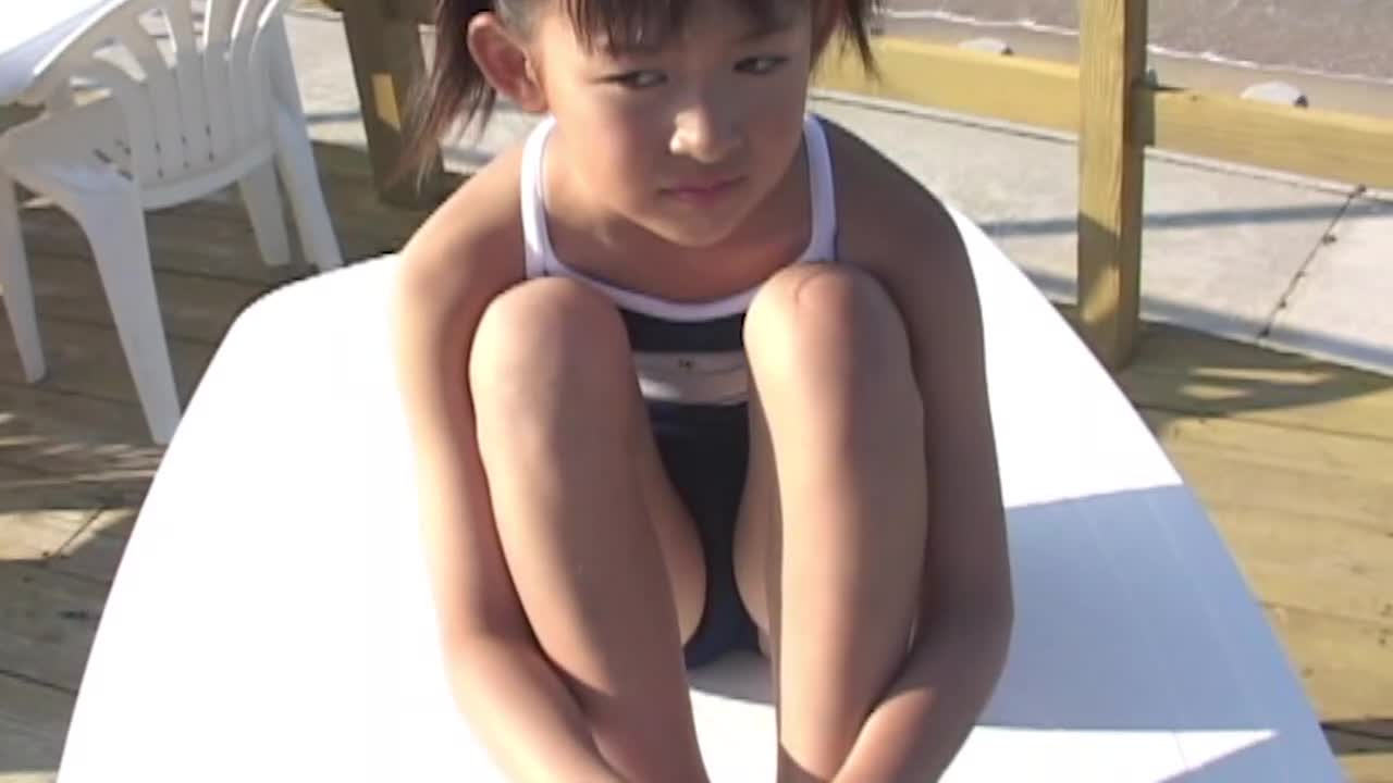 幼児体型なJSジュニアアイドルの競泳水着が別次元に危ない着エロ動画
